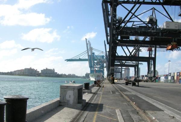 迈阿密港的照片. 港口货舱一侧. Container loaders.